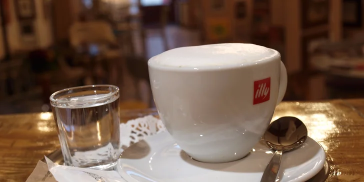 Dvě cappuccina nebo bombardina v Kavárně N7 v Prostějově