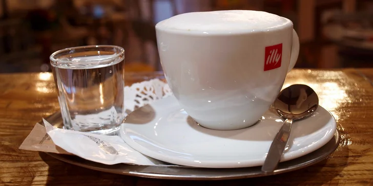Dvě cappuccina nebo bombardina v Kavárně N7 v Prostějově