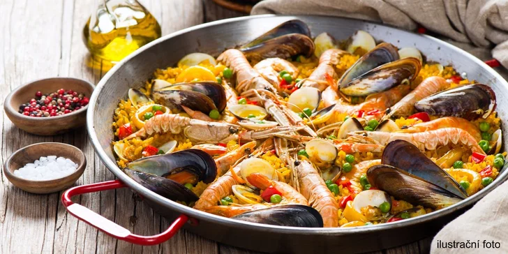Paella dle výběru a dezert churros pro dva v restauraci Tapas Room