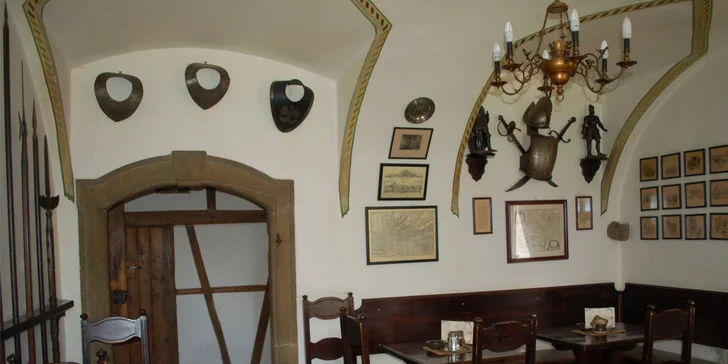 Kilová nálož výtečných žebírek, rozpečený chleba a další pochutiny
