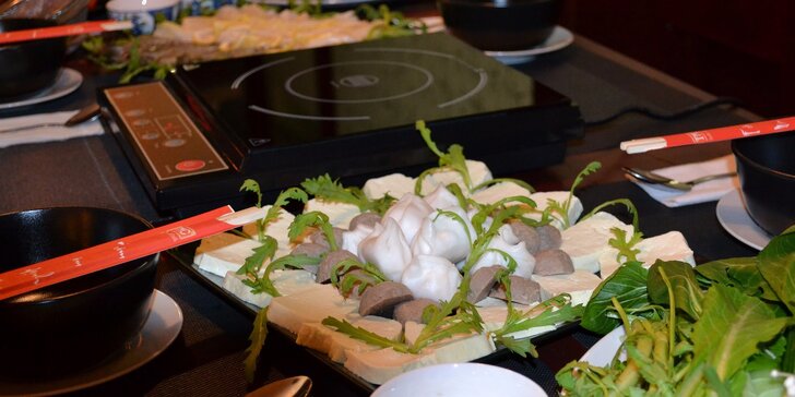 Zážitkový asijský Hot Pot se spoustou krevet, sépií, slávek i knedlíčků dim sum pro 4
