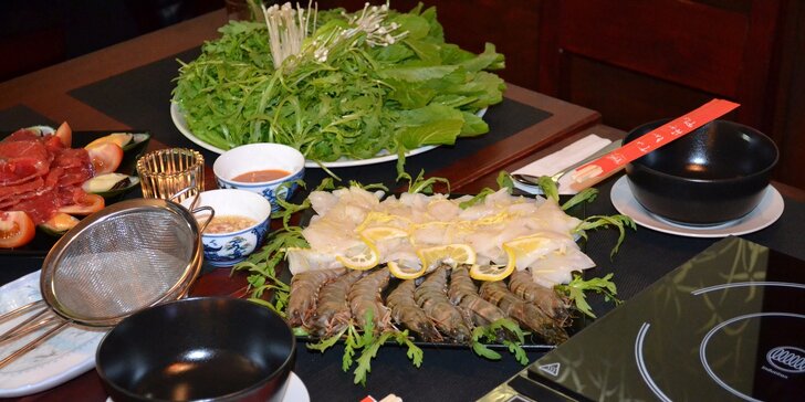 Zážitkový asijský Hot Pot se spoustou krevet, sépií, slávek i knedlíčků dim sum pro 4
