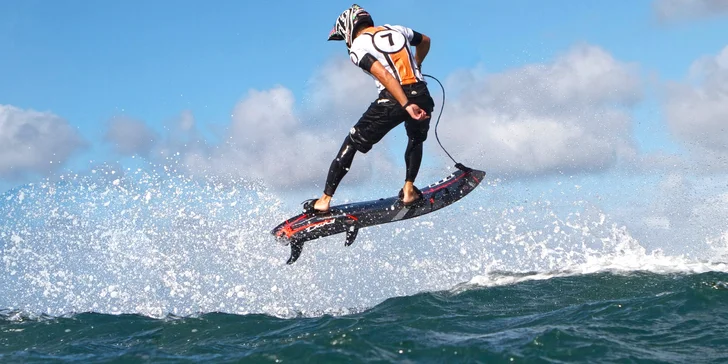 Rozčísněte vodní hladinu jízdou na motorovém prkně Jetsurf