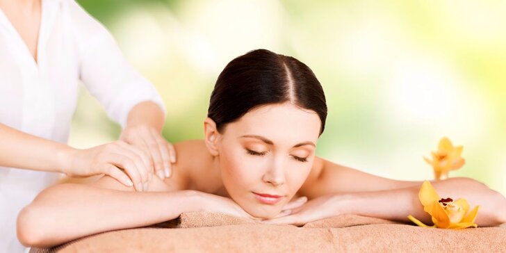 Aromaterapie - masáž zad teplým pomerančovým olejem