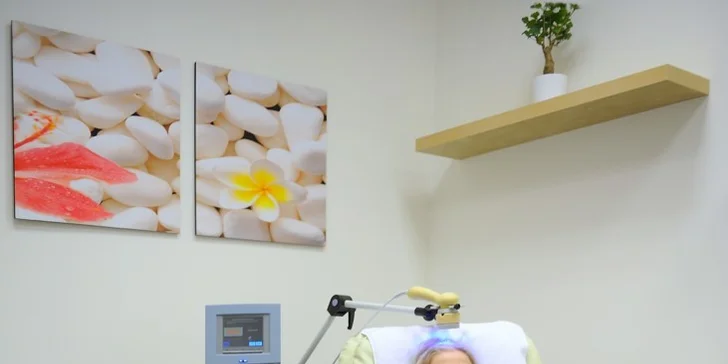 Série 10 ošetření biostimulační laserovou sprchou! Nová metoda podporující růst vlasů bez transplantace – ideální pro muže i ženy.