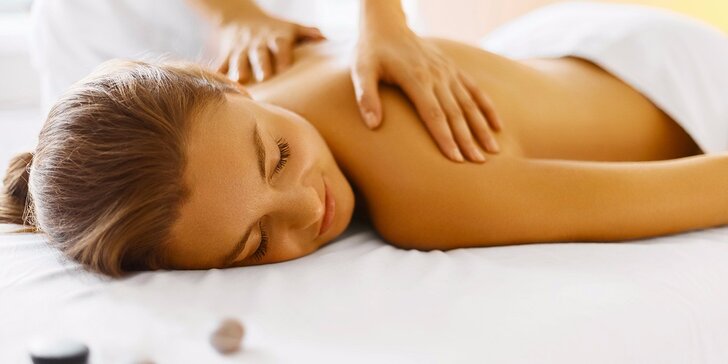 40minutová relaxační masáž zad a šíje včetně peelingu