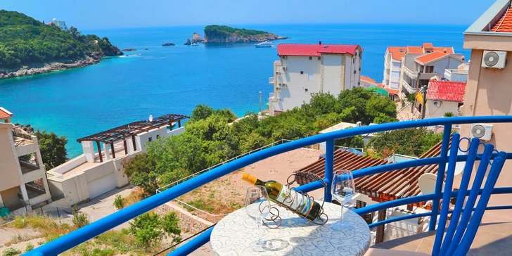 Dovolená u moře v Černé Hoře: letecky z Brna s light all inclusive