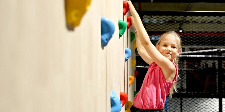 Těšte se na množství trampolín a dalších atrakcí včetně pěnového bazénku, klouzačky, horolezecké stěny nebo wipe out, což je kolotoč, který prověří vaše reakce i fyzické schopnosti.