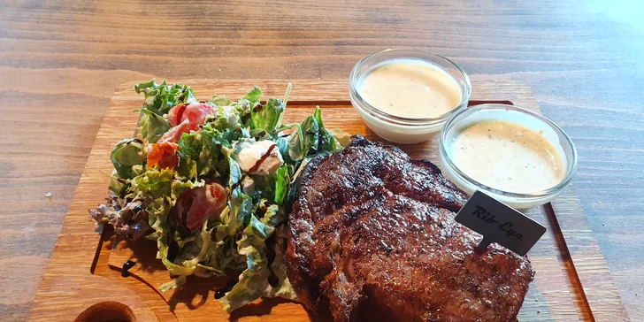 Připraví vám tu 300g stařený rib eye steak. 