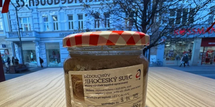 V balíčku čeká i sulc.