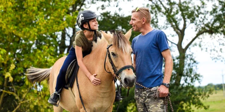 Deťom môžete priplatiť aj jazdy na poníkoch – v hale, ohrade alebo po parku.