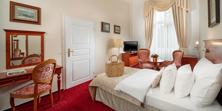 Hotel stojí v centru lázní, u parku a Aquafora. 