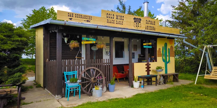 Ubytujte se v Zlatokopecké chatě Arizona – oáze klidu a retro atmosféry v malebné obci Hostkovice. 