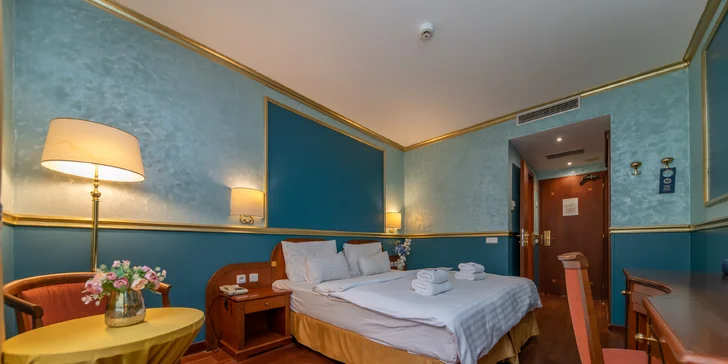 K vybavení patří také minibar a kávovar Nespresso.

