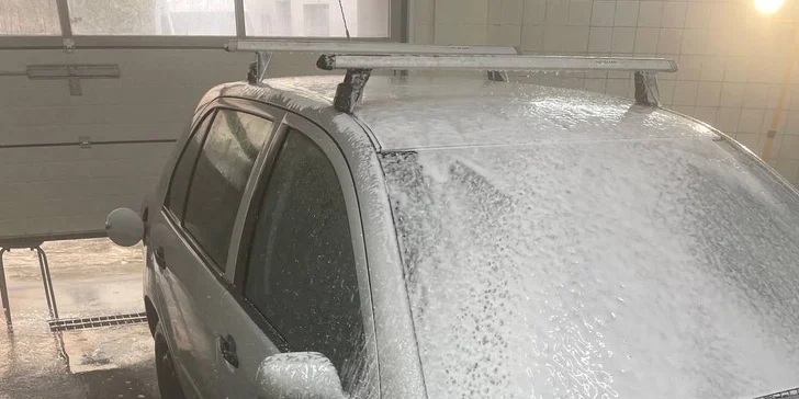 Součástí každého mytí exteriéru je aplikace aktivní pěny.