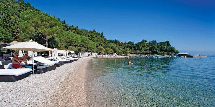Holiday Resort Medveja se nacház jen kousek od krásné oblázkové pláže.