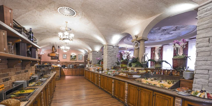 Raňajky aj večere sa podávajú v reštaurácii Sorrento Grand Buffet.