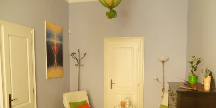 Na výběr je 60minutová relaxační masáž s esenciálními oleji a drahými kameny nebo 90minutový rituál Sebeláska.