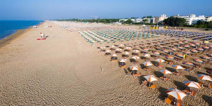 Jednodenní koupání na písečné pláži v populárním italském letovisku Bibione