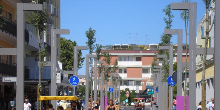 Jednodenní koupání na písečné pláži v populárním italském letovisku Bibione
