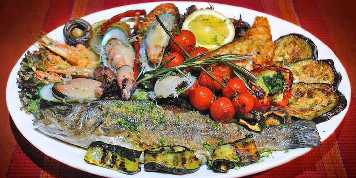 Dary moře podávané s grilovanou zeleninou a domácím pečivem
