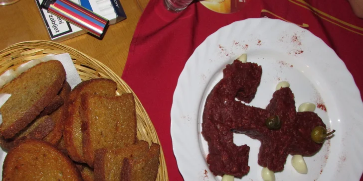 Půlkilový tatarák a nálož topinek v originální restauraci Plachetnice