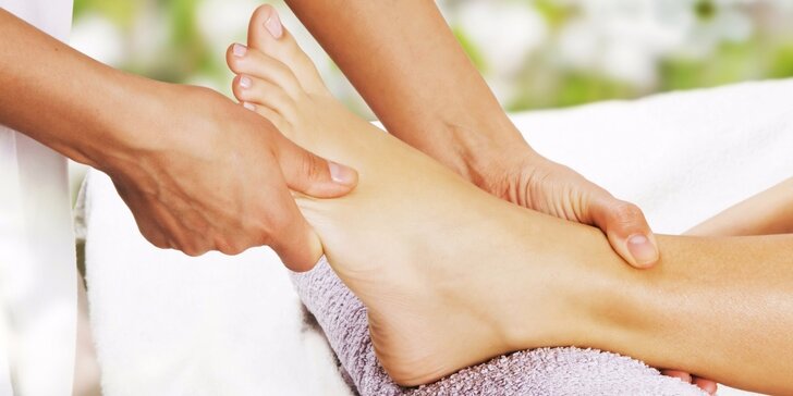 Uvolňující relaxační masáž nohou s bylinnou koupelí