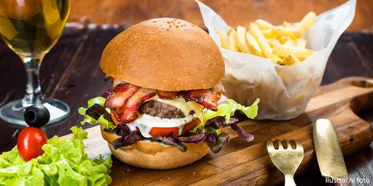 Dva poctivé domácí burgery se slaninou, hranolky a BBQ dresink