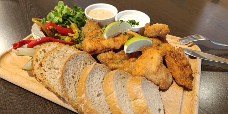 V místní restauraci si dáte poctivě obložené prkno s řízečky tří druhů.