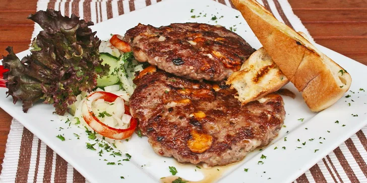 Gurmánská pljeskavica s lepinjou v balkánské restauraci