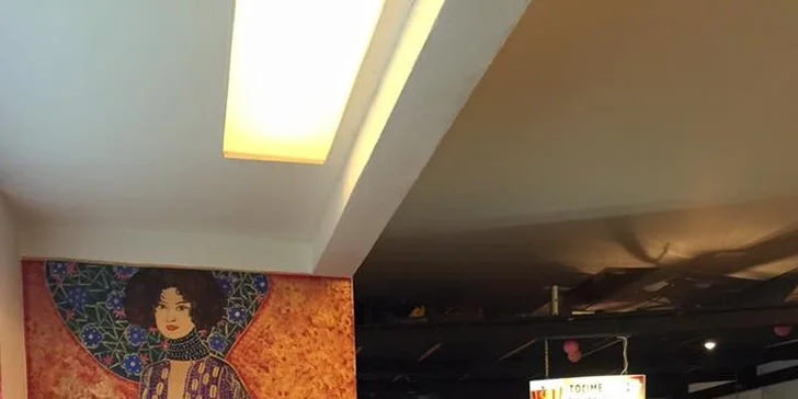 Výtečná pizza s křupavými okraji a bohatou oblohou