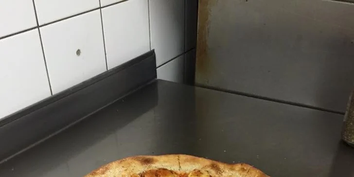 Výtečná pizza s křupavými okraji a bohatou oblohou