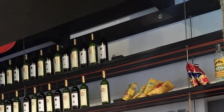 Výtečná pizza s křupavými okraji a bohatou oblohou