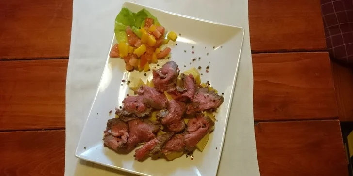 Bašta pro 2 labužníky: dorůžova opečený roastbeef s brambůrky a tatarkou