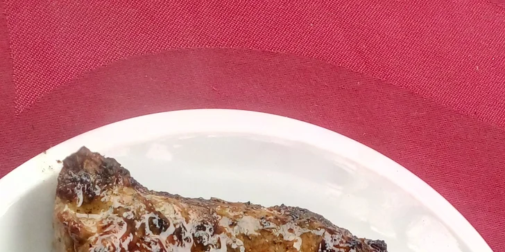 Bylinkami provoněný steak z krkovičky nebo kuřecí steak s přílohou