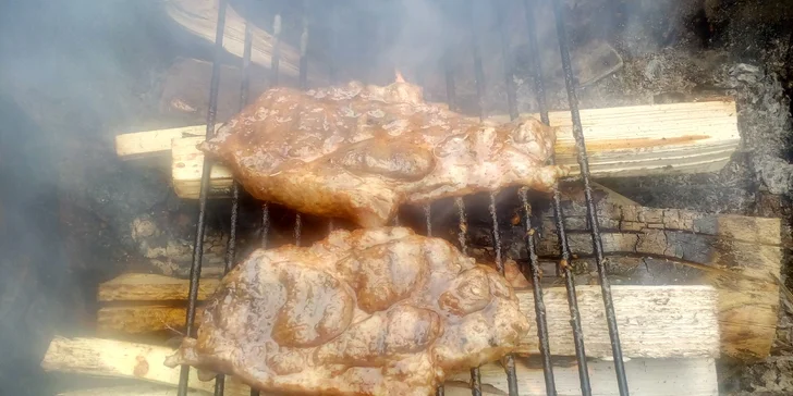 Bylinkami provoněný steak z krkovičky nebo kuřecí steak s přílohou