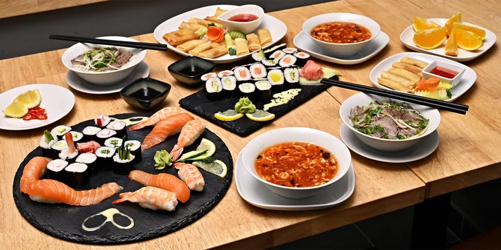 Sushi sety o 24–48 kouscích i s jarními závitky nebo krevetami a pikantní či hovězí polévkou