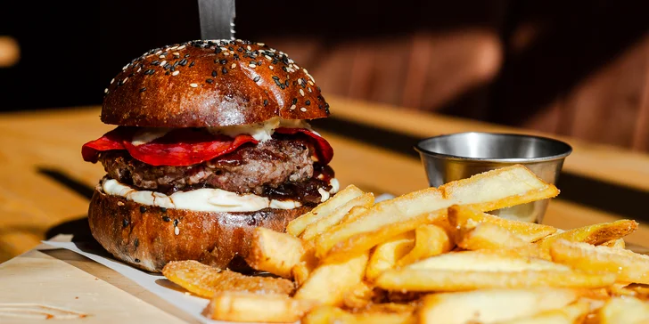 Vaša Magnificencia, predstavujeme vám študovaný MGR. burger s vycibrenými ingredienciami najvyššej kvality
