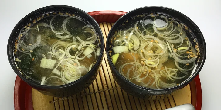 WARIBIKI-3: sushi set s 62 ks, polévka miso, salát a konvička čaje