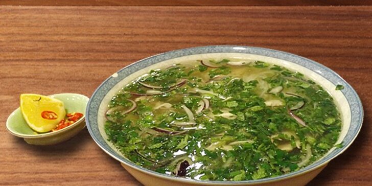 Dvě tradiční vietnamské polévky Pho či Bún ga s kuřecím masem v Sapa