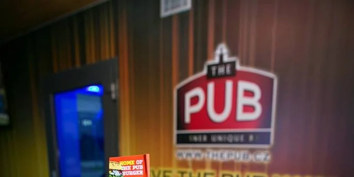 Pěkně rostlý burger s bohatou náplní, hranolky a salátkem coleslaw