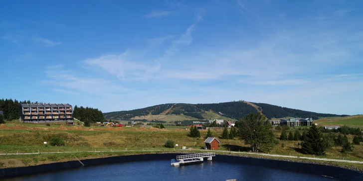 Panorama s apartmánovým domem a Fichtelbergem