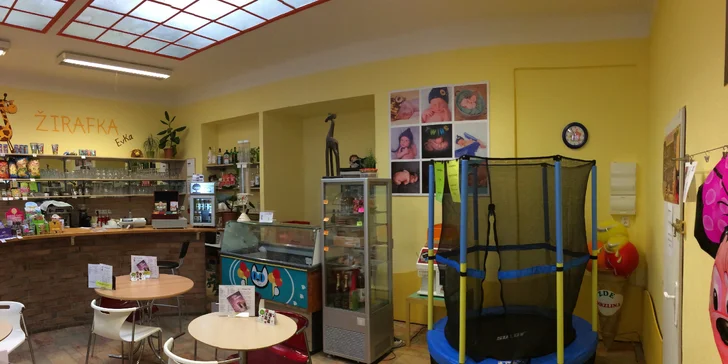 Dvě kávy a delikatesní koláč v kavárně Žirafka