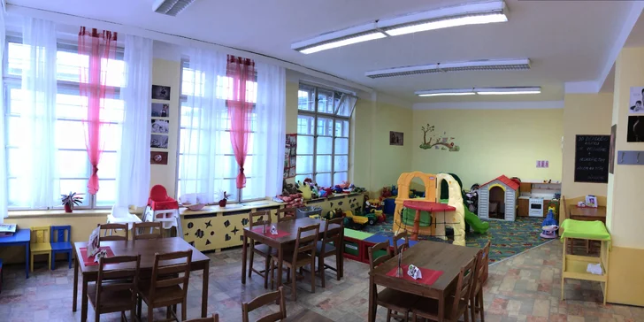Dvě kávy a delikatesní koláč v kavárně Žirafka