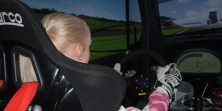 Bezstarostná jízda v simulátoru iRacing