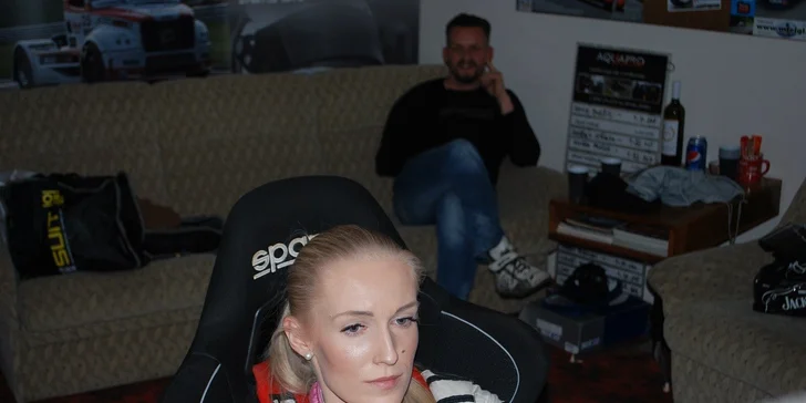 Bezstarostná jízda v simulátoru iRacing