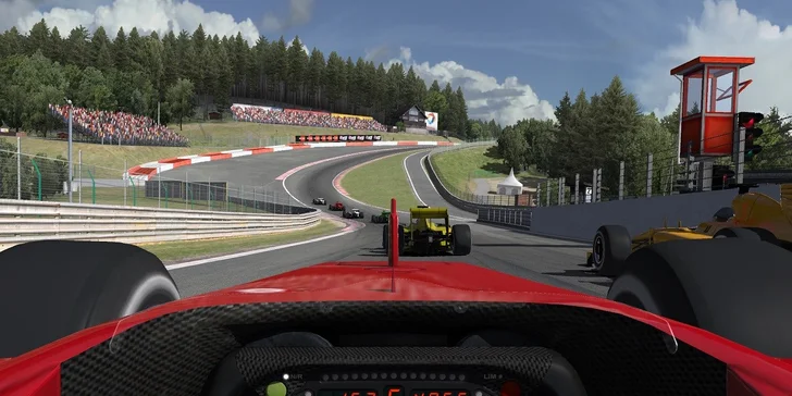 Bezstarostná jízda v simulátoru iRacing