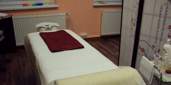 Relaxační masáž zad a šíje s jalovcovým zábalem