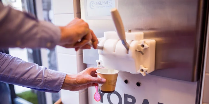Osvěžující frozen yogurt s horkými malinami a šlehačkou