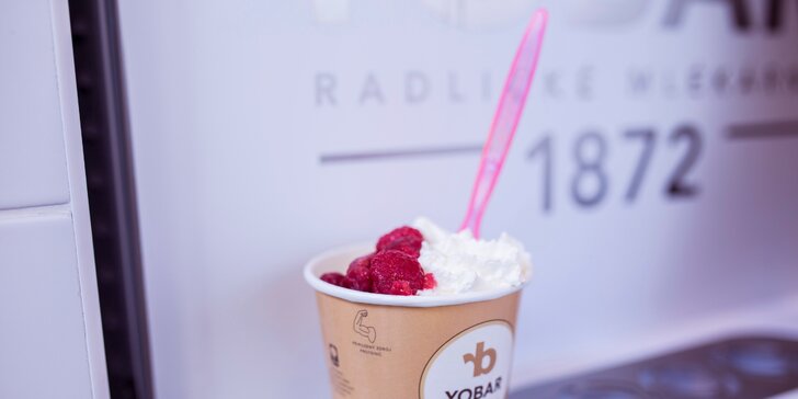 Zdravé osvěžení – bílý frozen yogurt s horkými malinami a šlehačkou